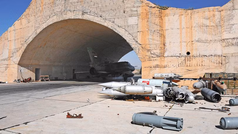 Căn cứ không quân Syria sau khi bị Mỹ tấn công tên lửa