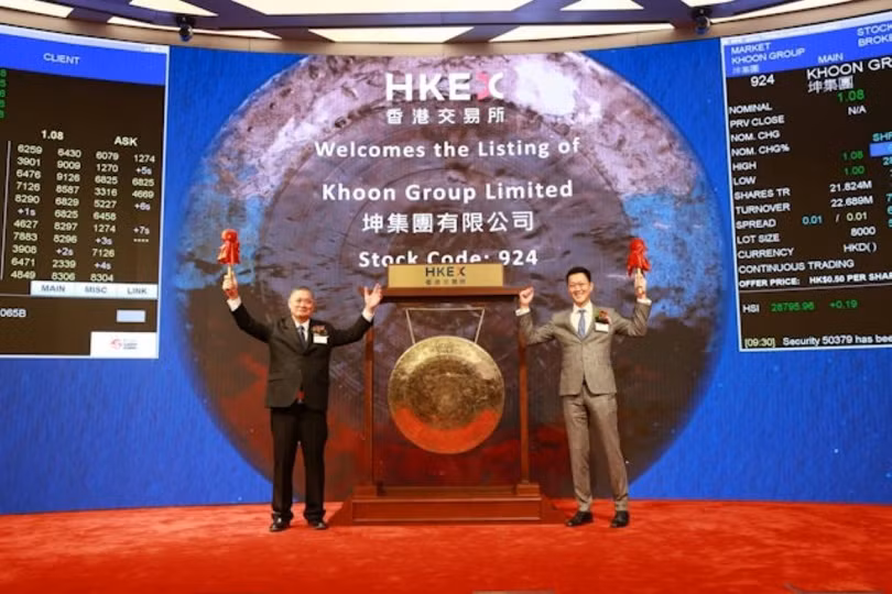Khoon len san Hongkong.jpg
