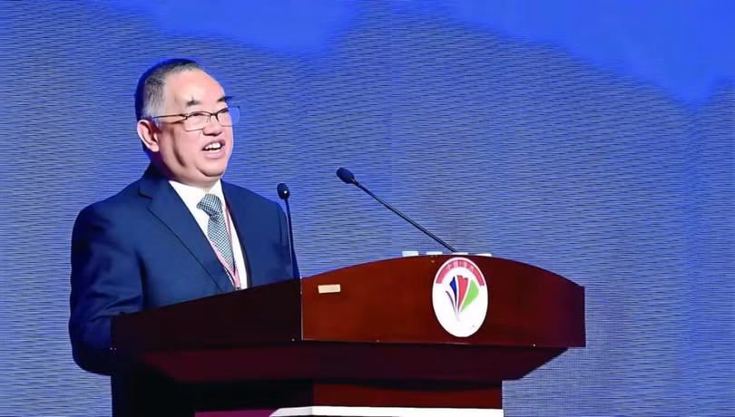 Ông Hứa Khai Hoa, vị Giáo sư bỏ giảng dạy đi làm nghề "nhặt ve chai" và trở thành tỷ phú. Ảnh: Sina.