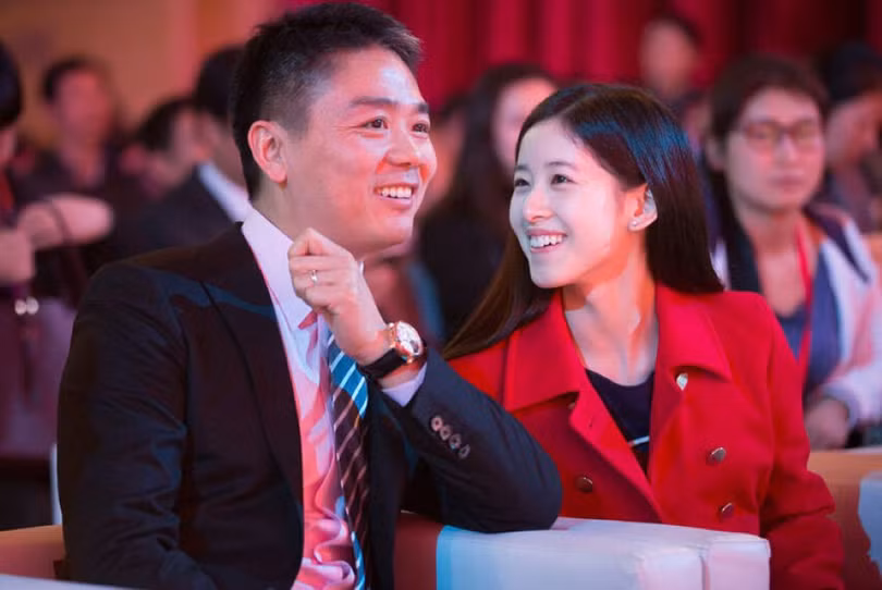 Hai vo chong 2.jpg