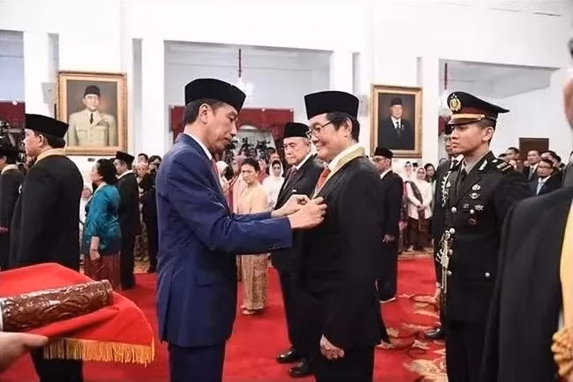 Widodo trao huan chuong 2019.jpg