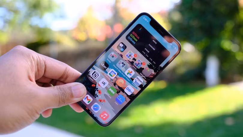 Phone 12 Mini. (Ảnh: Engadget) Phone 12 Mini. (Ảnh: Engadget)