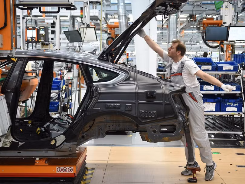 Công nhân lắp ráp xe tại nhà máy xe Audi. Ảnh: The Guardian