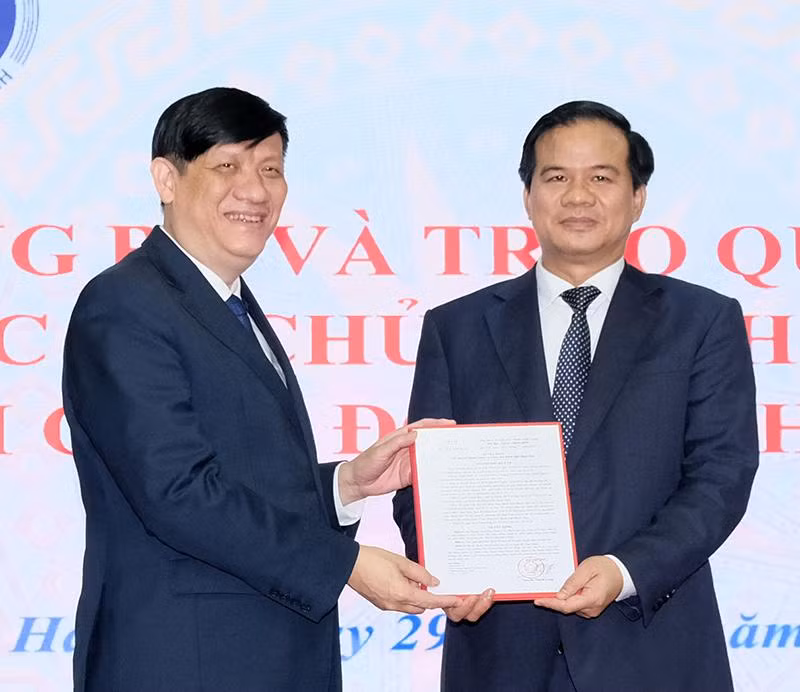 Bộ trưởng Bộ Y tế Nguyễn Thanh Long trao quyết định bổ nhiệm PGS.TS.Đào Xuân Cơ, Phó giám đốc phụ trách quản lý, điều hành Bệnh viện Bạch Mai giữ chức vụ Giám đốc Bệnh viện Bạch Mai. Ảnh Trần Minh Bộ trưởng Bộ Y tế Nguyễn Thanh Long trao quyết định bổ nhiệm PGS.TS.Đào Xuân Cơ, Phó giám đốc phụ trách quản lý, điều hành Bệnh viện Bạch Mai giữ chức vụ Giám đốc Bệnh viện Bạch Mai. Ảnh Trần Minh