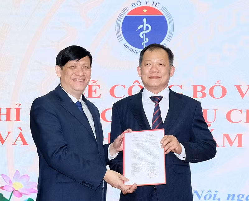 Bộ trưởng Bộ Y tế Nguyễn Thanh Long trao quyết định bổ nhiệm PGS.TS.Đào Xuân Cơ, Phó giám đốc phụ trách quản lý, điều hành Bệnh viện Bạch Mai giữ chức vụ Giám đốc Bệnh viện Bạch Mai. Ảnh Trần Minh Bộ trưởng Bộ Y tế Nguyễn Thanh Long trao quyết định bổ nhiệm PGS.TS.Đào Xuân Cơ, Phó giám đốc phụ trách quản lý, điều hành Bệnh viện Bạch Mai giữ chức vụ Giám đốc Bệnh viện Bạch Mai. Ảnh Trần Minh