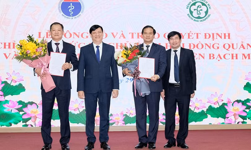 Bộ trưởng Nguyễn Thanh Long trao quyết định chỉ định chức vụ Chủ tịch Hội đồng quản lý Bệnh viện Bạch Mai cho TS. BS Dương Đức Hùng và bổ nhiệm Giám đốc Bệnh viện Bạch Mai cho PGS.TS Đào Xuân Cơ (ảnh: Trần Minh)