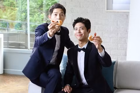 Vốn dĩ ngoài đời, Park Bo Gum lại rất thân thiết với Song Jong Ki – chồng của Song Hye Hyo vì hai người chung một công ty quản lý.