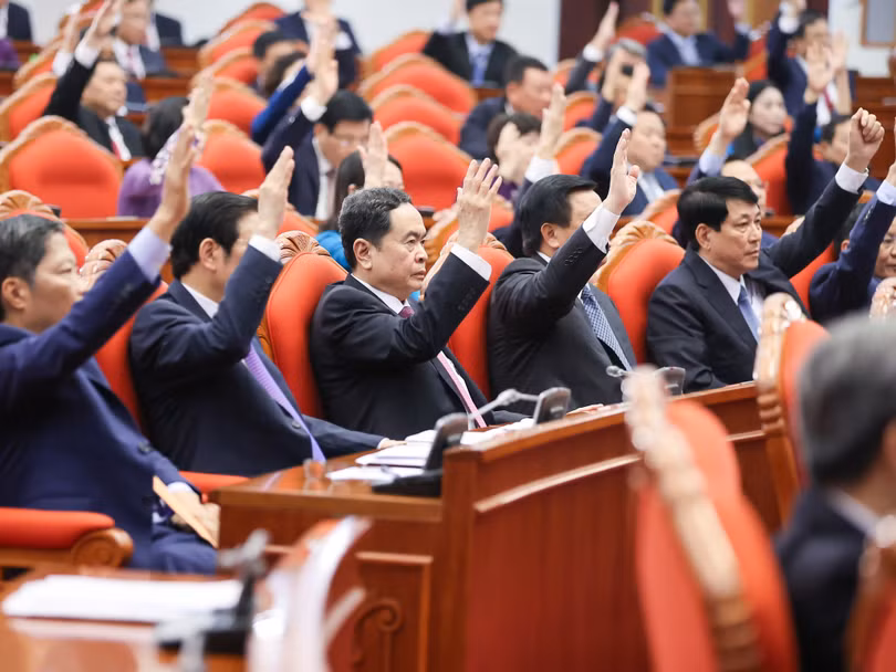 Trung ương biểu quyết thông qua các văn kiện tại phiên bế mạc Hội nghị Trung ương 7 (khóa XIII) - Ảnh: VGP/Nhật Bắc