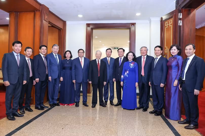 Tổng Bí thư Nguyễn Phú Trọng và các lãnh đạo, đại biểu tại phiên bế mạc Hội nghị Trung ương 7 - Ảnh: VGP/Nhật Bắc