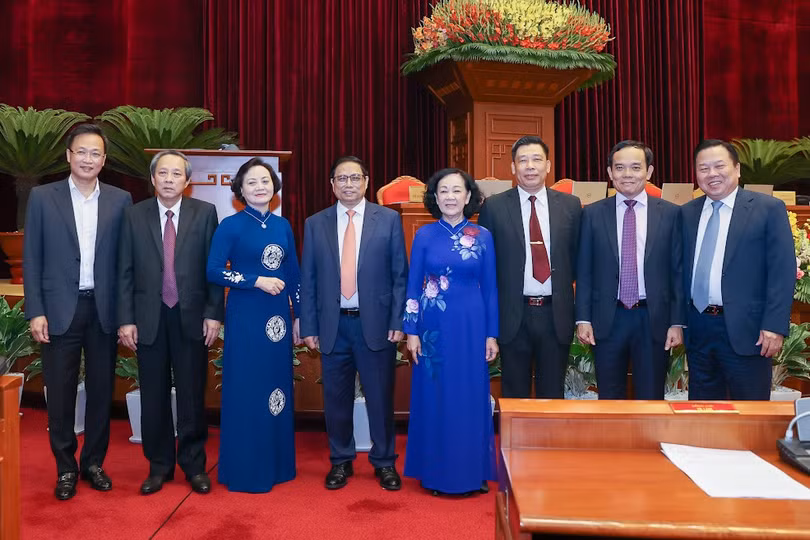 Thủ tướng Phạm Minh Chính, Thường trực Ban Bí thư, Trưởng Ban Tổ chức Trung ương Trương Thị Mai, Phó Thủ tướng Trần Lưu Quang và các đại biểu tại phiên bế mạc Hội nghị Trung ương 7 - Ảnh: VGP/Nhật Bắc