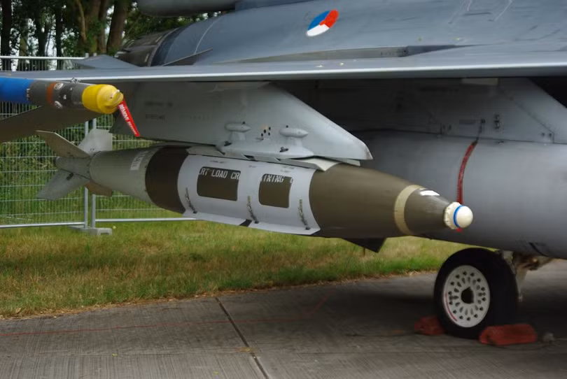 Bom thông minh JDAM gắn trên máy bay chiến đấu F-16 (Ảnh: Shutterstock).