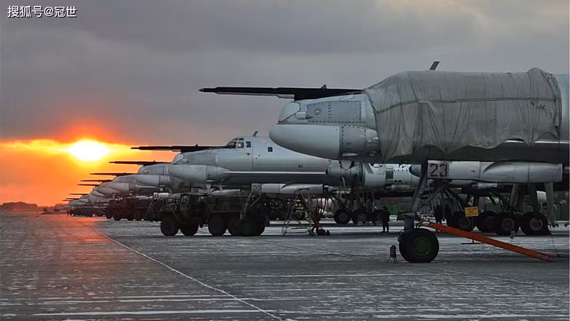 Các máy bay Tu-95 ở sân bay Engels (Ảnh: Sohu).