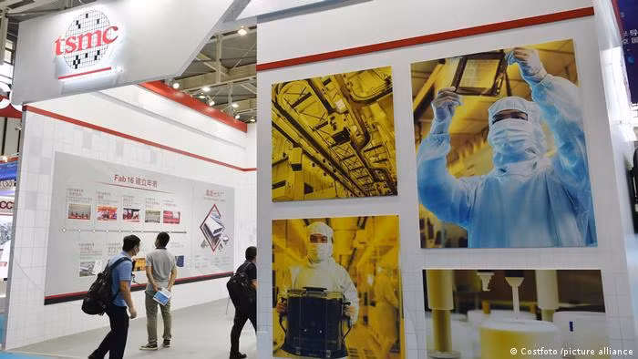 Khách tham quan gian hàng TSMC của Đài Loan tại Hội nghị Chất bán dẫn Thế giới 2020 ở Nam Kinh, ngày 27/8/2020.