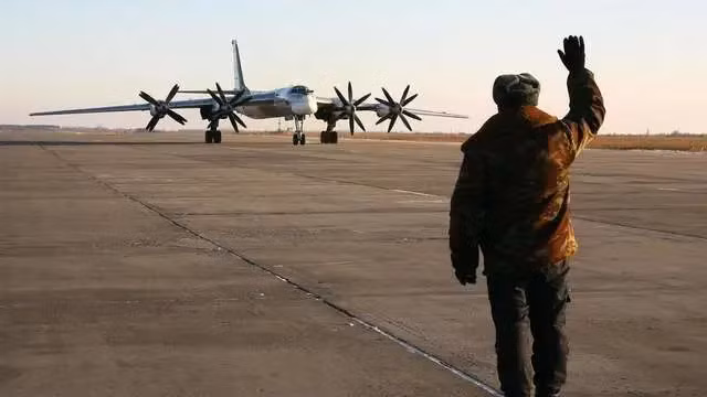 Máy bay ném bom chiến lược Tu-95 hạ cánh xuống sân bay Engels (Ảnh: Sohu).