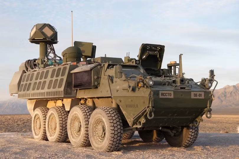 Một chiến xa mang pháp laser D EM-SHORAD (Ảnh: Raytheon).