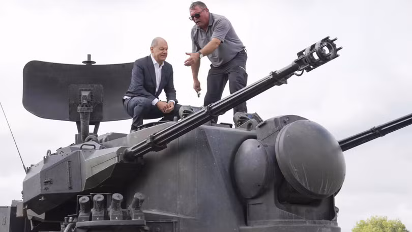 Thủ tướng Đức Scholz tạo dáng chụp ảnh khi thị sát đơn vị huấn luyện các binh sĩ Ukraine sử dụng xe tăng phòng không Gepard (Ảnh: RFI). Thủ tướng Đức Scholz tạo dáng chụp ảnh khi thị sát đơn vị huấn luyện các binh sĩ Ukraine sử dụng xe tăng phòng không Gepard (Ảnh: RFI).