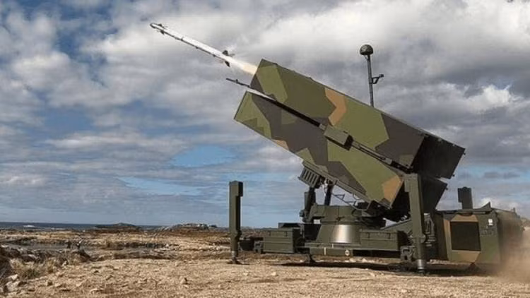 Hệ thống tên lửa NASAMS Mỹ đã viện trợ cho Ukraine (Ảnh: Sina). Hệ thống tên lửa NASAMS Mỹ đã viện trợ cho Ukraine (Ảnh: Sina).