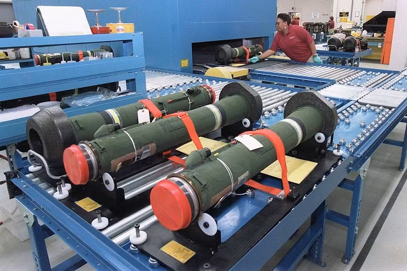 Hãng Lockheed Martin phải tăng hết công suất các dây chuyền sản xuất đạn tên lửa Javelin để cung cấp cho Ukraine (Ảnh: Sina).