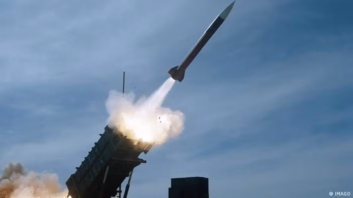 Tên lửa Patriot rời bệ phóng (Ảnh: Deutsche Welle).