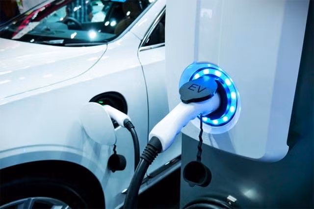 Elon Musk chỉ tin tưởng chế độ sạc pin cho xe ô tô tự lái.