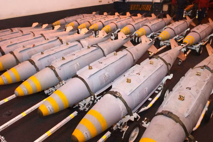 Những quả bom lượn thông minh JDAM trên sân bay Mỹ, sẵn sàng được sử dụng. Ảnh Military Ukraine.