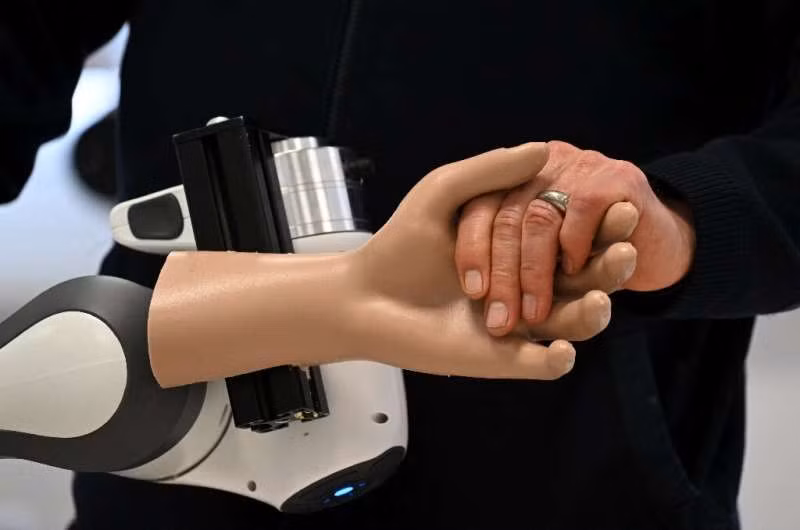 Robot có thể tiến hành những chẩn đoán y tế thường xuyên hoặc cung cấp trợ giúp cá nhân hóa như phục vụ bữa ăn và đồ uống cho người già. Robot có thể tiến hành những chẩn đoán y tế thường xuyên hoặc cung cấp trợ giúp cá nhân hóa như phục vụ bữa ăn và đồ uống cho người già.