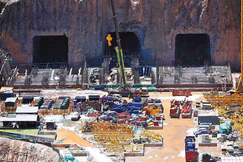 Công trường xây dựng nhà máy thủy điện Maerdang ở huyện Maqen, tỉnh Thanh Hải, vào tháng 7/2022. Ảnh China Daily. Công trường xây dựng nhà máy thủy điện Maerdang ở huyện Maqen, tỉnh Thanh Hải, vào tháng 7/2022. Ảnh China Daily.