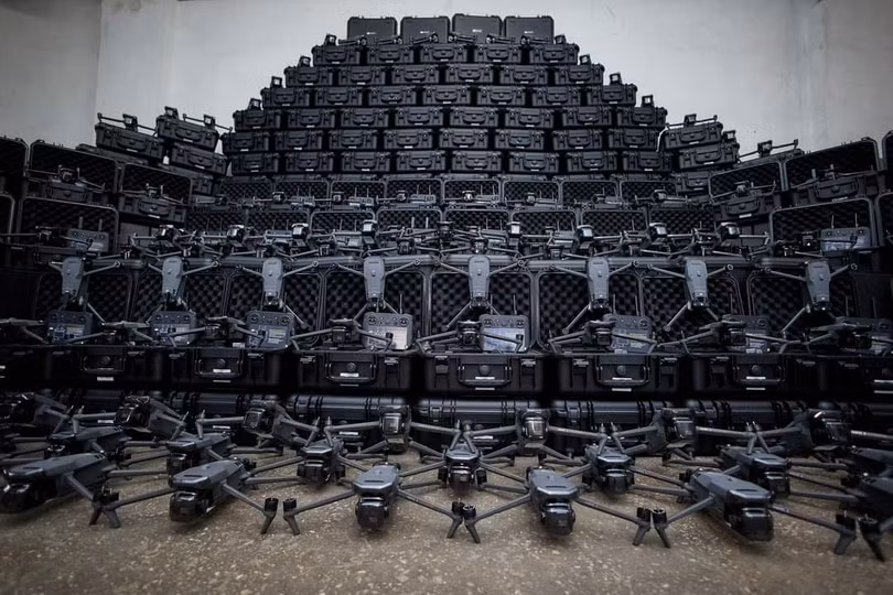 Máy bay không người lái (UAV) DJI Mavic 3T Thermal cho quân đội Ukraine. Tháng 3/2023. Ảnh: Mykhailo Fedorov. Máy bay không người lái (UAV) DJI Mavic 3T Thermal cho quân đội Ukraine. Tháng 3/2023. Ảnh: Mykhailo Fedorov.
