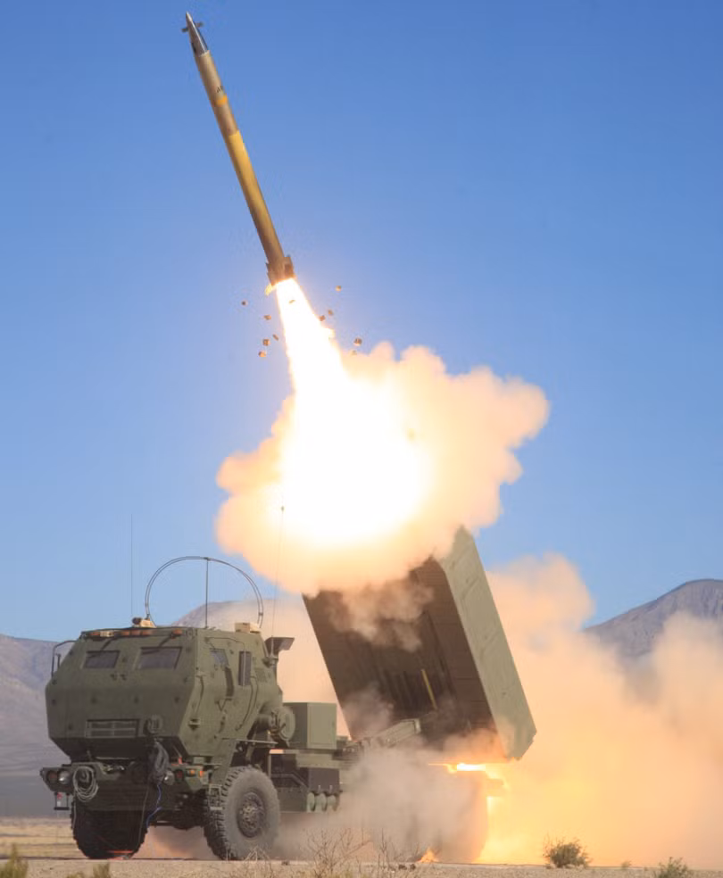 Tên lửa GMLRS phóng từ hệ thống HIMARS. Ảnh Lockheed Martin Tên lửa GMLRS phóng từ hệ thống HIMARS. Ảnh Lockheed Martin
