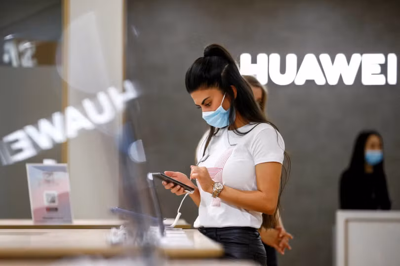 Huawei Technologies Co đã là chủ đề của nhiều tin đồn liên quan đến công nghệ đóng gói chip mới, có thể giúp công ty sản xuất linh kiện bán dẫn tiên tiến cho điện thoại thông minh và các thiết bị khác của mình. Ảnh: Reuters Huawei Technologies Co đã là chủ đề của nhiều tin đồn liên quan đến công nghệ đóng gói chip mới, có thể giúp công ty sản xuất linh kiện bán dẫn tiên tiến cho điện thoại thông minh và các thiết bị khác của mình. Ảnh: Reuters