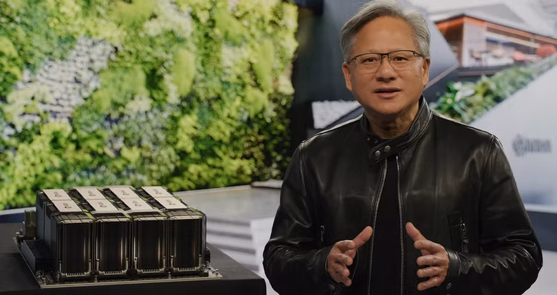 Người sáng lập kiêm Giám đốc điều hành NVIDIA Jensen Huang với bộ xử lý NVIDIA DGX H100 trong bài phát biểu quan trọng tại GTC . Người sáng lập kiêm Giám đốc điều hành NVIDIA Jensen Huang với bộ xử lý NVIDIA DGX H100 trong bài phát biểu quan trọng tại GTC .
