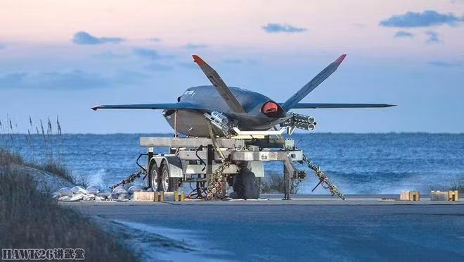 XQ-58A với 4 tên lửa đẩy trợ giúp cất cánh nhìn từ phía sau (Ảnh: USAF).