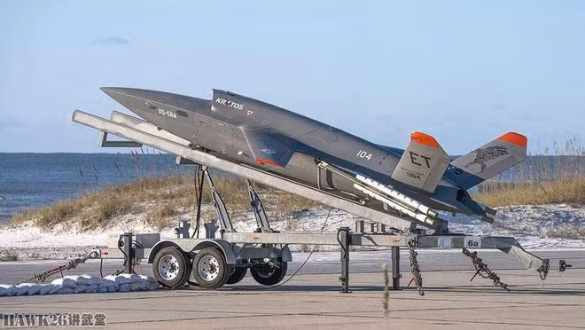 XQ-58A trên bệ phóng với 4 tên lửa đẩy ở phía dưới hai bên đuôi (Ảnh: USAF)