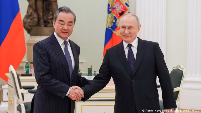 Ngày 22/2, Chủ nhiệm Văn phòng Đối ngoại Trung ương Trung Quốc gặp Tổng thống Nga Putin tại Moscow (Ảnh: TASS). Ngày 22/2, Chủ nhiệm Văn phòng Đối ngoại Trung ương Trung Quốc gặp Tổng thống Nga Putin tại Moscow (Ảnh: TASS).