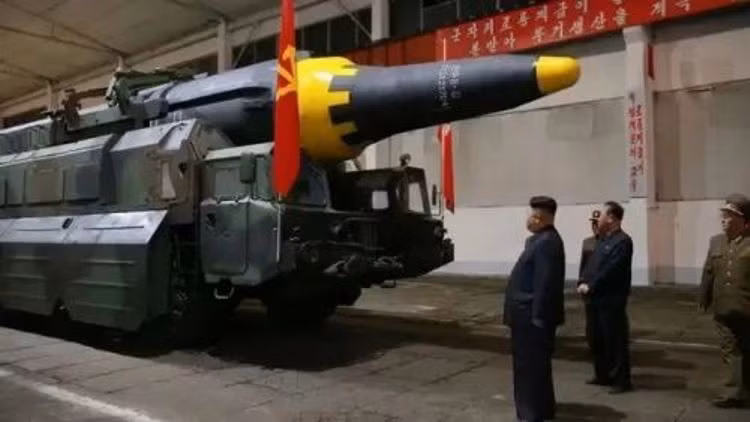 Tên lửa chiến lược Hwasung-12 (Ảnh: KCNA). Tên lửa chiến lược Hwasung-12 (Ảnh: KCNA).