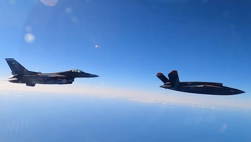 XQ-58A (trước) bay cùng F-16 Viper (Ảnh: USAF).