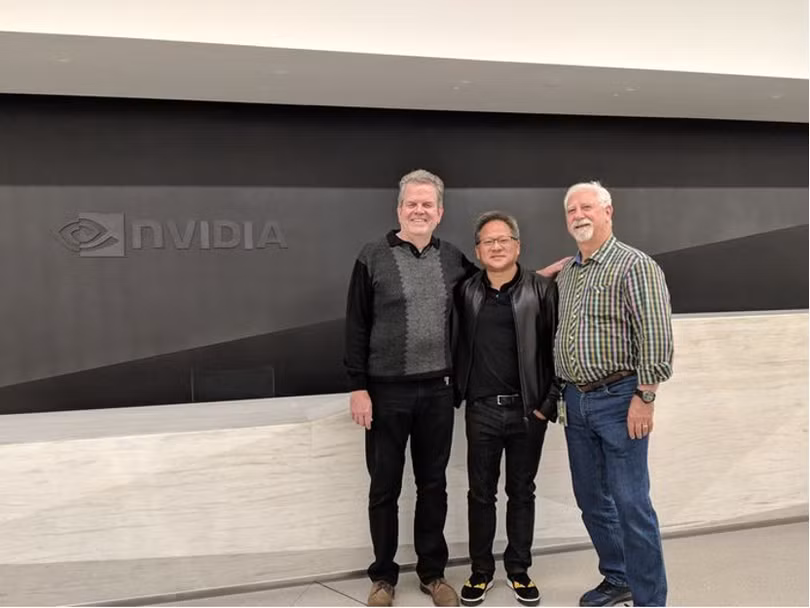 Jensen Huang va hai nguoi ban sang lap Nvidia.png