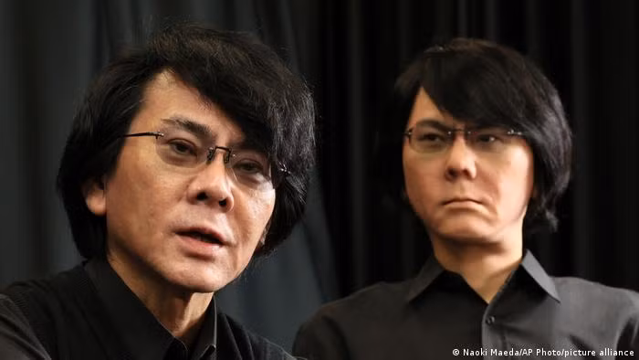 Chuyen gia nguoi may Hiroshi Ishiguro va ban sao AI.jpg