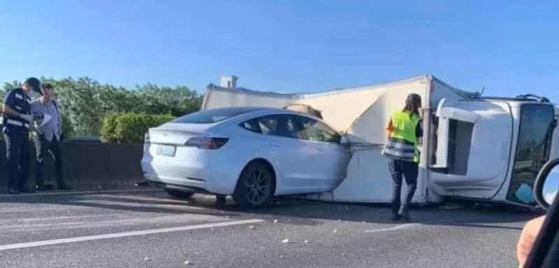 Mot vu tai nan giao thong do xe Tesla su dung Autopilot gay.jpg