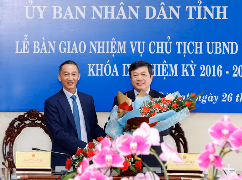 Tân Chủ tịch UBND tỉnh Trần Văn Hiệp tặng hoa chia tay đồng chí Đoàn Văn Việt