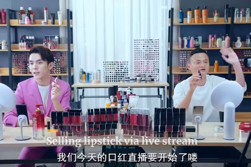 Tỷ phú Jack Ma (phải) và "vua son môi" Austin Li Jiaqi hợp tác trong một chiến dịch livestream bán hàng năm 2018. Ảnh: Youku. Tỷ phú Jack Ma (phải) và "vua son môi" Austin Li Jiaqi hợp tác trong một chiến dịch livestream bán hàng năm 2018. Ảnh: Youku.