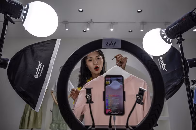 Mua lượt view, lượt thanh toán ảo trên những buổi livestream là hành vi quen thuộc tại Trung Quốc. Ảnh: EPA. Mua lượt view, lượt thanh toán ảo trên những buổi livestream là hành vi quen thuộc tại Trung Quốc. Ảnh: EPA.