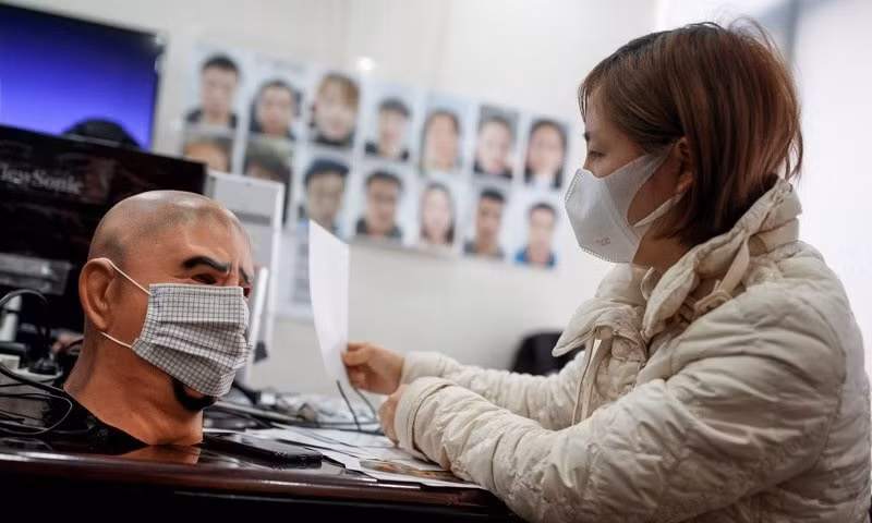 Thử nghiệm phần mềm nhận diện người đeo khẩu trang ở Bắc Kinh. Ảnh: Reuters.