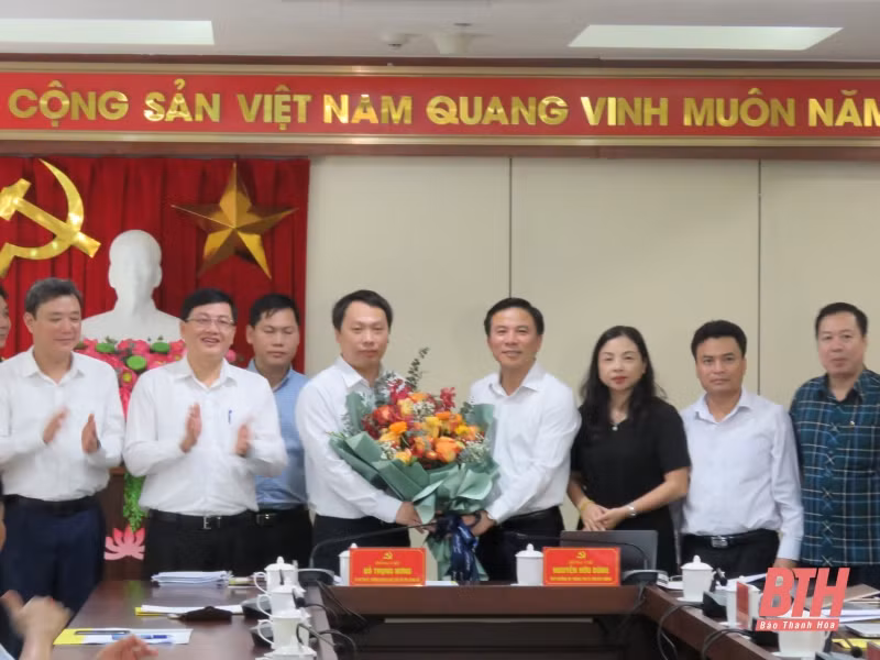 Đồng chí Đỗ Trọng Hưng, Bí thư Tỉnh ủy, Trưởng đoàn ĐBQH tỉnh tặng hoa chúc mừng đồng chí Thứ trưởng Bộ Thông tin và Truyền thông Nguyễn Huy Dũng. Đồng chí Đỗ Trọng Hưng, Bí thư Tỉnh ủy, Trưởng đoàn ĐBQH tỉnh tặng hoa chúc mừng đồng chí Thứ trưởng Bộ Thông tin và Truyền thông Nguyễn Huy Dũng.