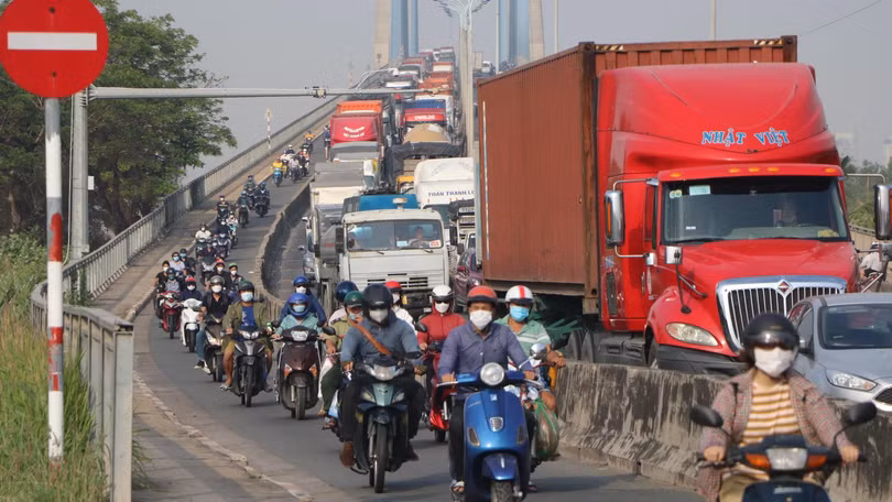 Ùn tắc giao thông kéo dài từ cầu Phú Mỹ, hướng về quận 7, TP Thủ Đức Ùn tắc giao thông kéo dài từ cầu Phú Mỹ, hướng về quận 7, TP Thủ Đức