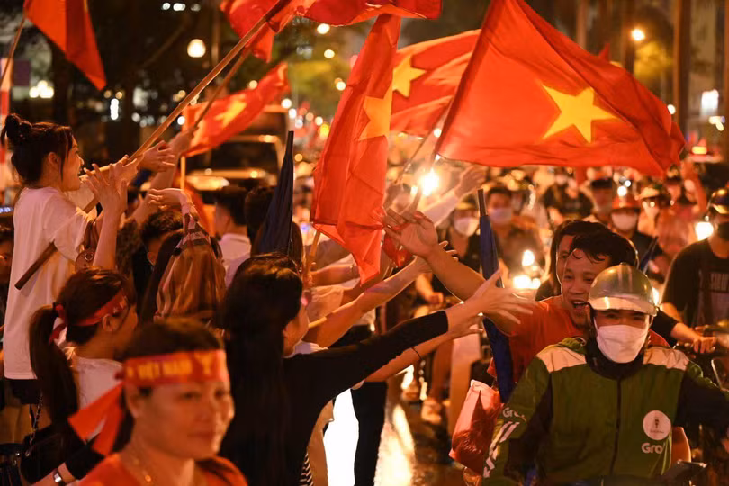 U23 Việt Nam giành HCV SEA Games, nhuộm đỏ cả đường phố