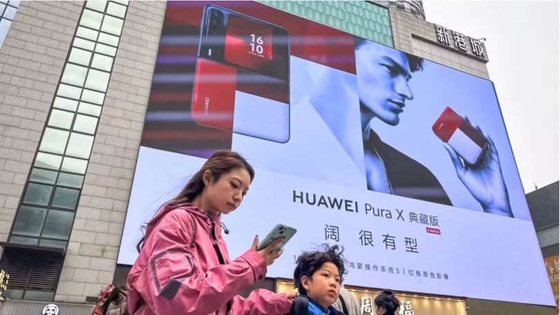 Một biển quảng cáo giới thiệu điện thoại thông minh Huawei Pura X Classic Edition tại Trùng Khánh, Trung Quốc. Ảnh: SCMP.