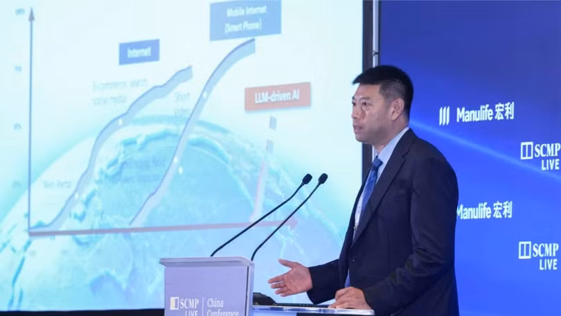 Chuyên gia AI của Alibaba Huang Fei phát biểu tại Hội nghị SCMP Trung Quốc 2025 tại JW Marriott ở Admiralty vào ngày 8 tháng 7 năm 2025. Ảnh: Eugene Lee.