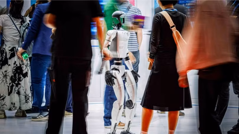 Khách tham quan tương tác với robot hình người AI của Unitree tại Hội nghị thượng đỉnh toàn cầu AI for Good của Liên minh Viễn thông Quốc tế (ITU) tại Geneva . Ảnh: SCMP.