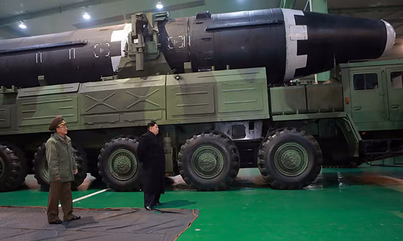 Nhà lãnh đạo Triều Tiên Kim Jong-un thị sát tên lửa liên lục địa Hwasong-15.